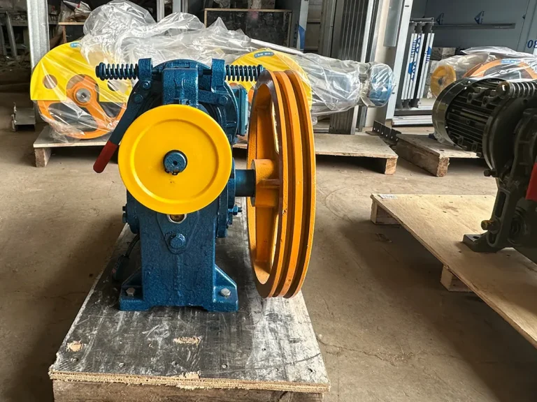 School canteen dumbwaiter traction machine and drive built for reliable campus meal service