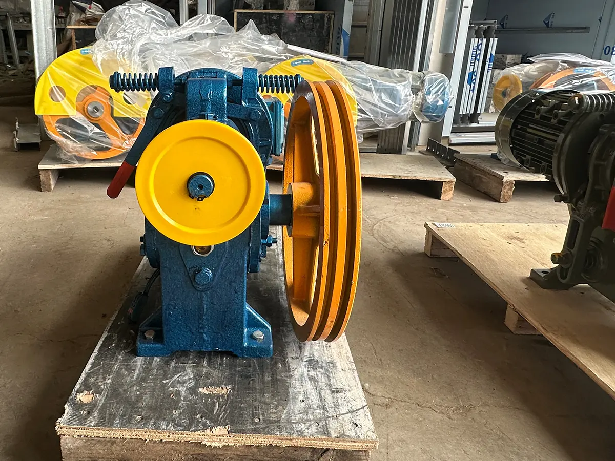 School canteen dumbwaiter traction machine and drive built for reliable campus meal service