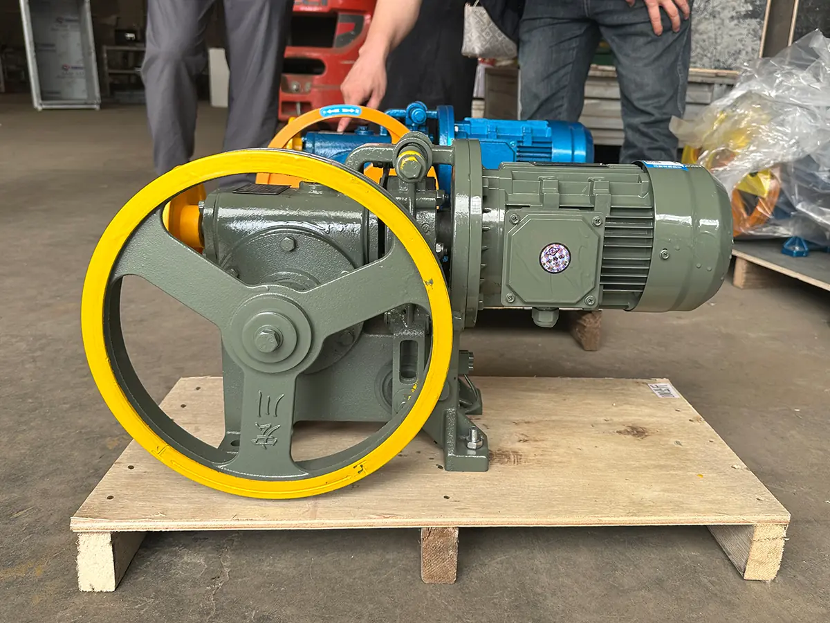 Dumbwaiter vs elevator: traction machine and drive used in a goods-only service lift